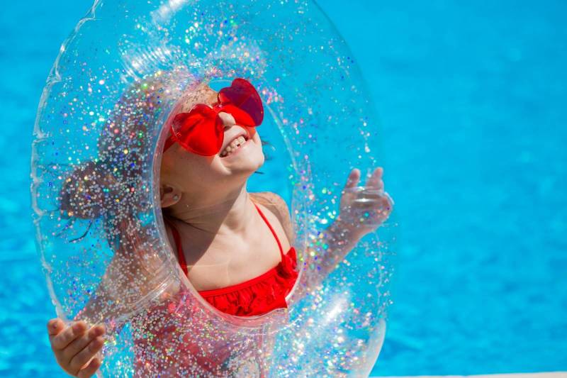 petite fille en maillot rouge qui joue dans une piscine coque Alliance Var