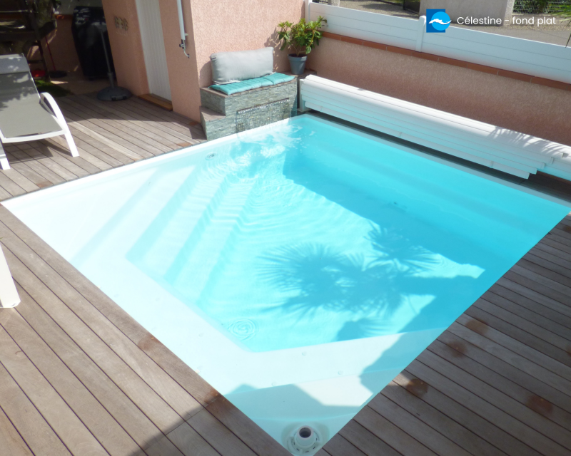 piscine carrée avec une banquette en fabrication française