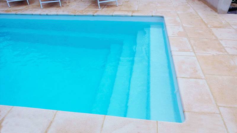 vue de l'escalier d'une piscine coque alliance piscines cobalt