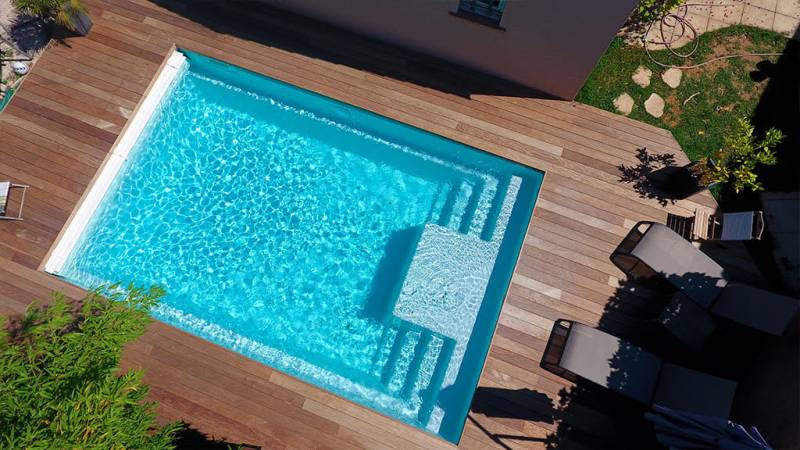 installation d'une piscine coque polyester haut de gamme avec plage immergée