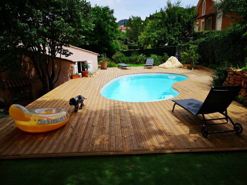 piscine coque polyester haricot posée à Toulon avec plage en bois, alliance piscines toulon