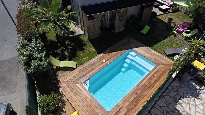 vue aérienne par drone d'une mini piscine avec plancher bois installée dans le Var