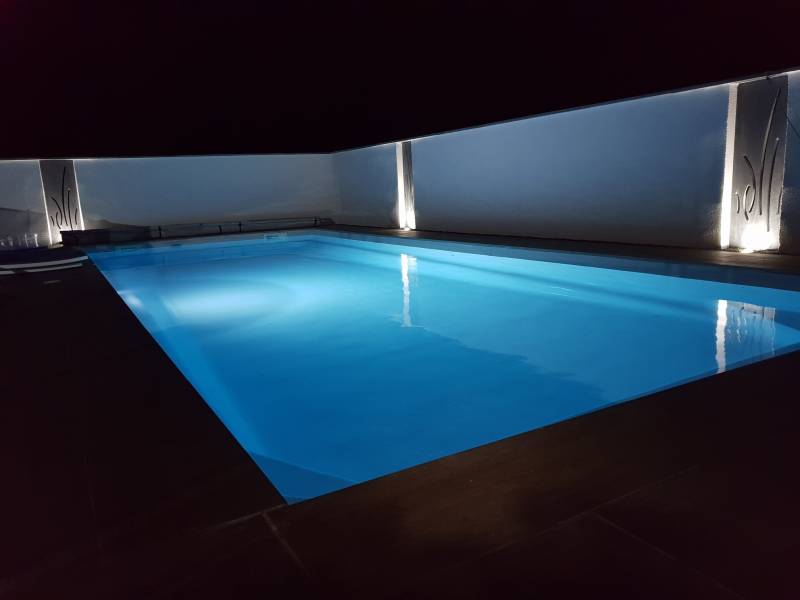 piscine coque de nuit avec eclairage