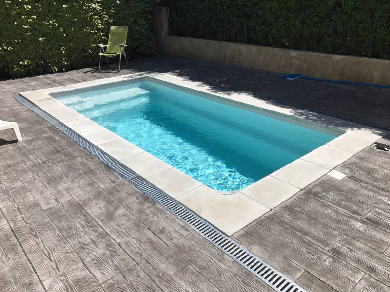 piscine starlite grise sans autorisation avec béton imprimé à Solliès Pont dans le Var