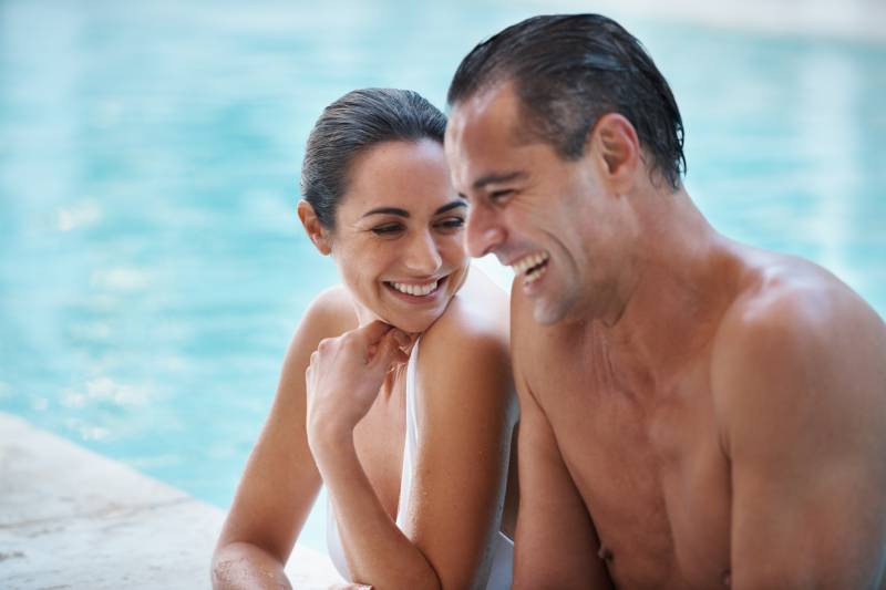 couple d'amoureux dans une piscine varoise près de Toulon