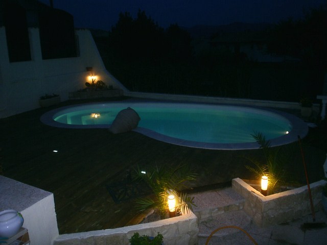 piscine coque alliance cornaline dans le Var avec un éclairage blanc