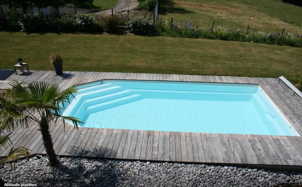 design sobre et angles biseautés piscine coque polyester