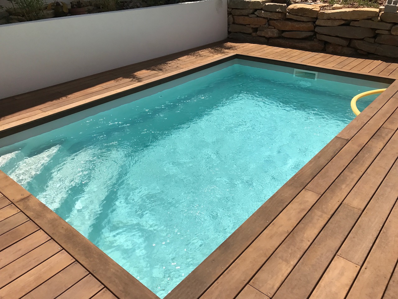 Installation et vente d'une piscine design modèle Celestine 5 plage bois à PIerrefeu Du Var 