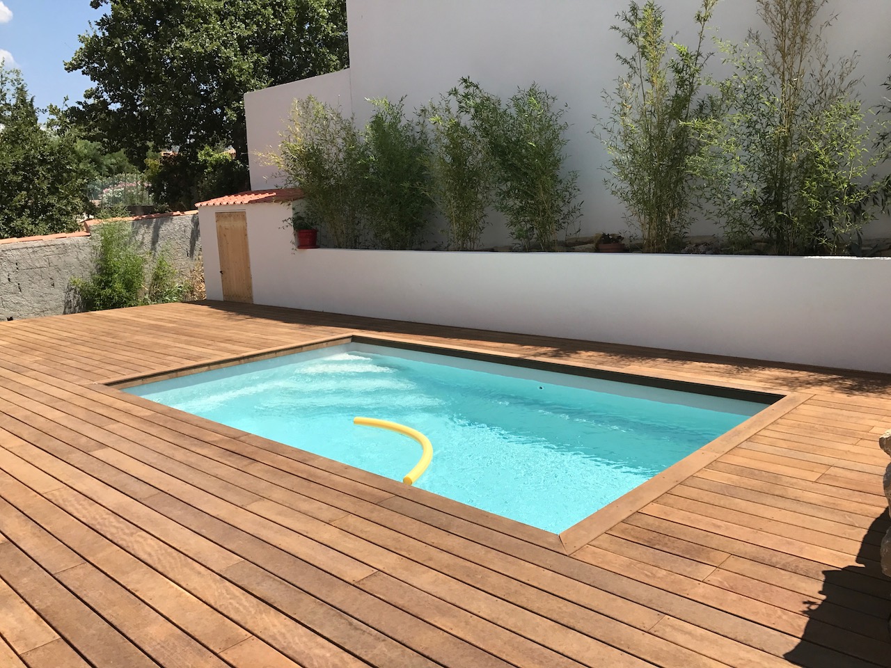 Installation et vente d'une piscine design modèle Celestine 5 plage bois à PIerrefeu Du Var
