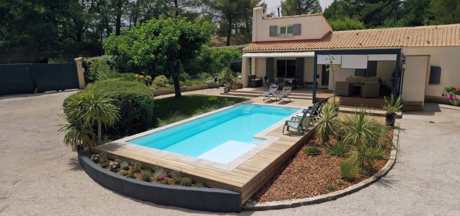 piscine coque beige moderne et design dans le Var