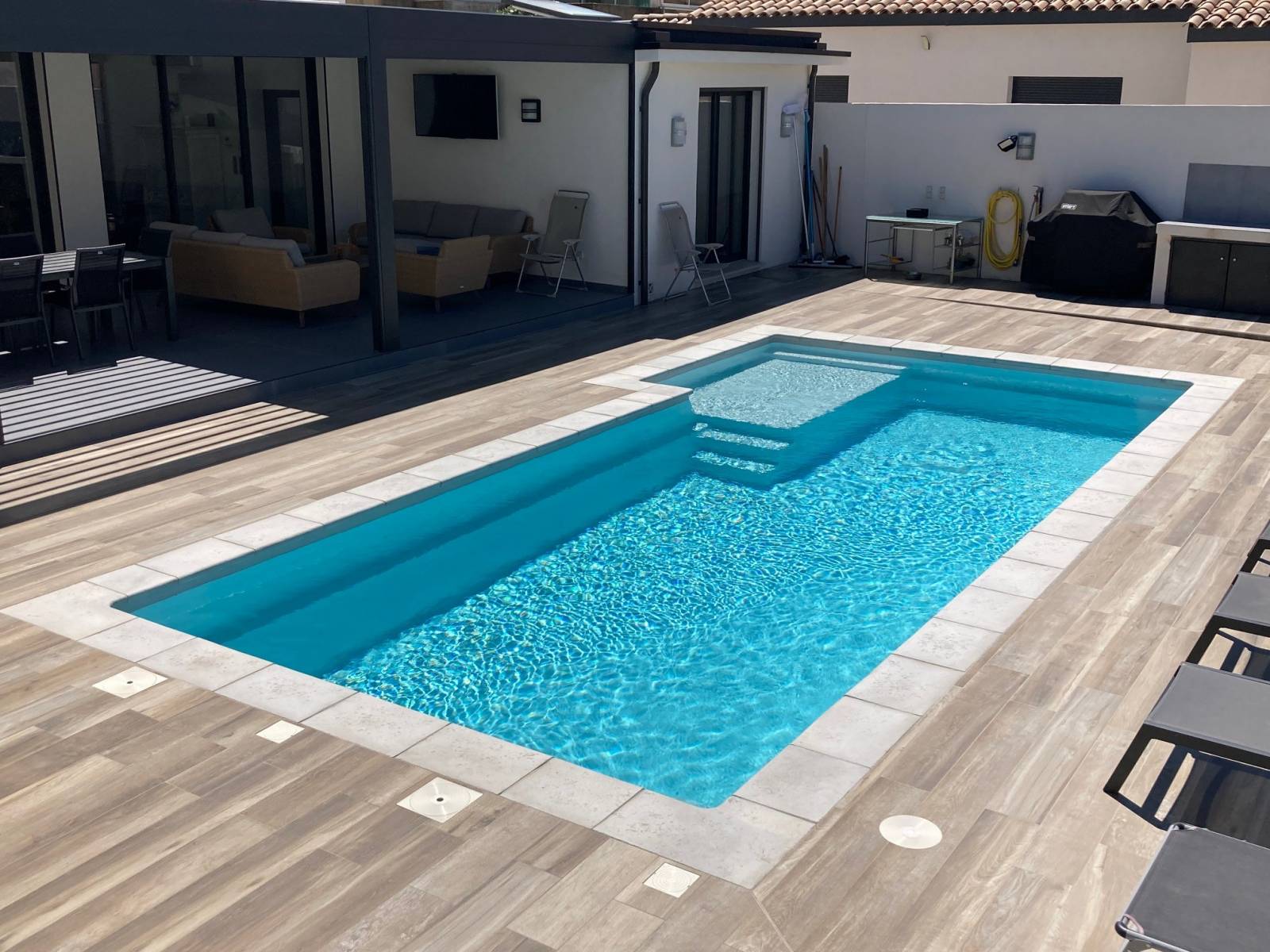 piscine coque rectangulaire avec margelles