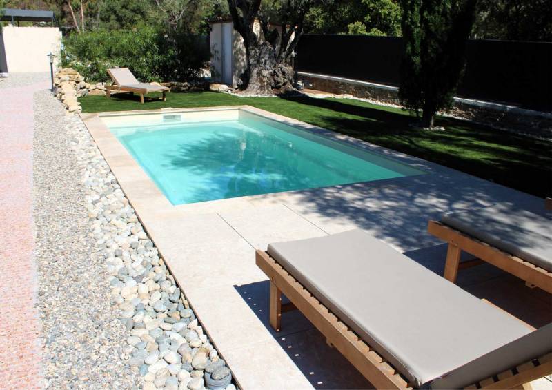piscine dans jardin avec terrasse