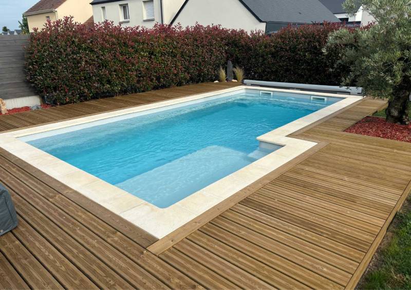 Piscine avec margelles sur terrasse planchée