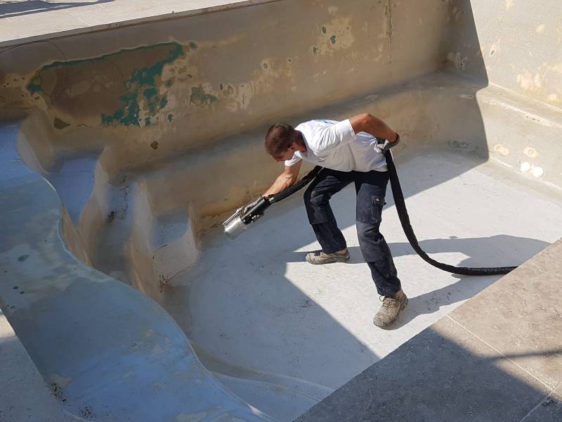 restaurer un gelcoat abîmé ou simplement changer la couleur de votre revêtement, Alliance Piscines Toulon Var 83