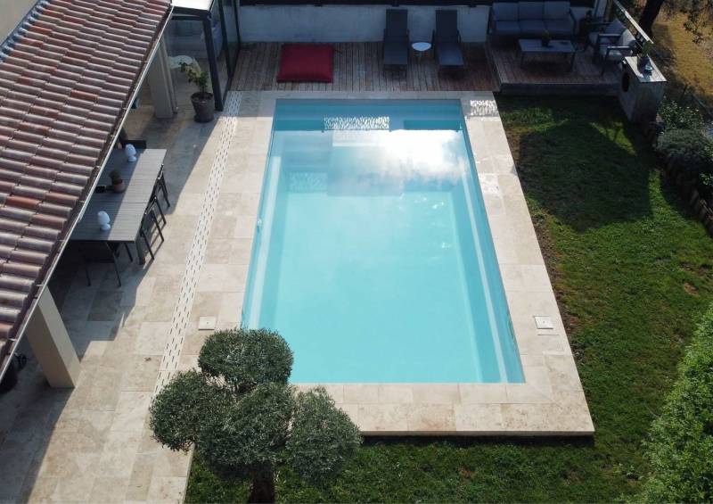 piscine coque polyester moderne
