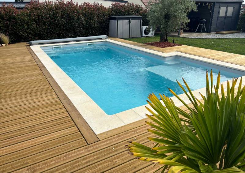 vue biais Piscine avec margelles sur terrasse planchée