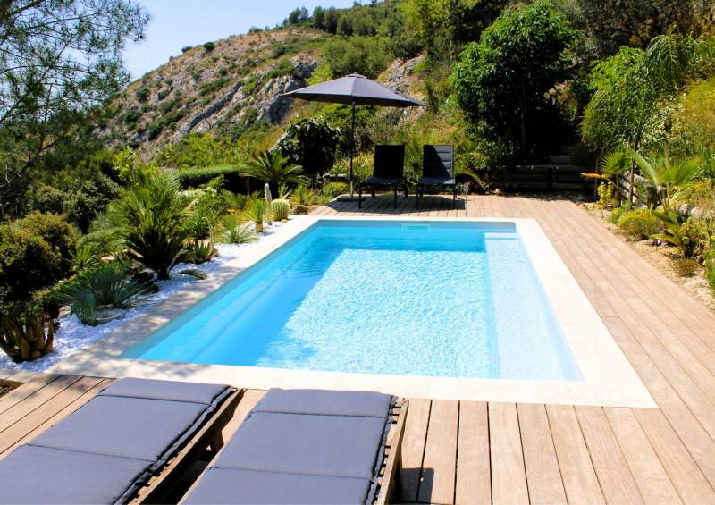 piscine jardin et transats