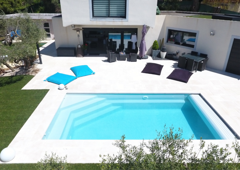 Piscine vue des airs sur terrasse