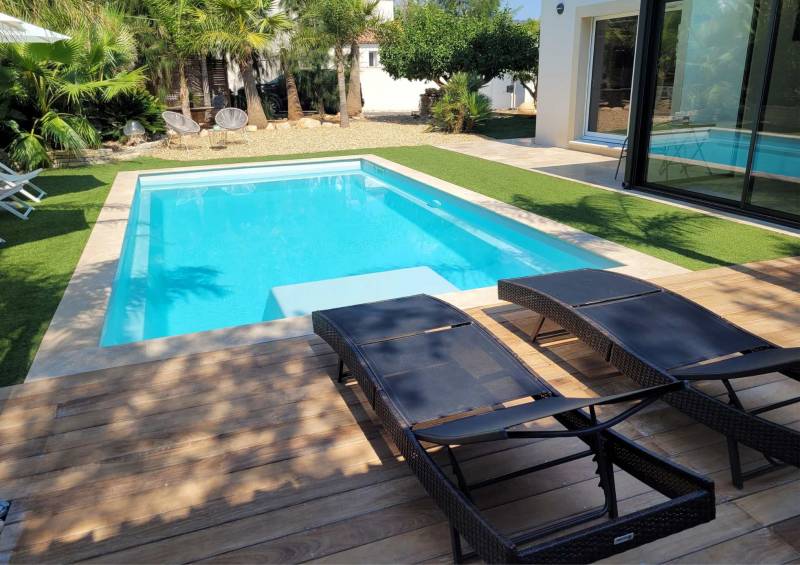 Piscine coque polyester Galaxite dans jardin avec terrasse