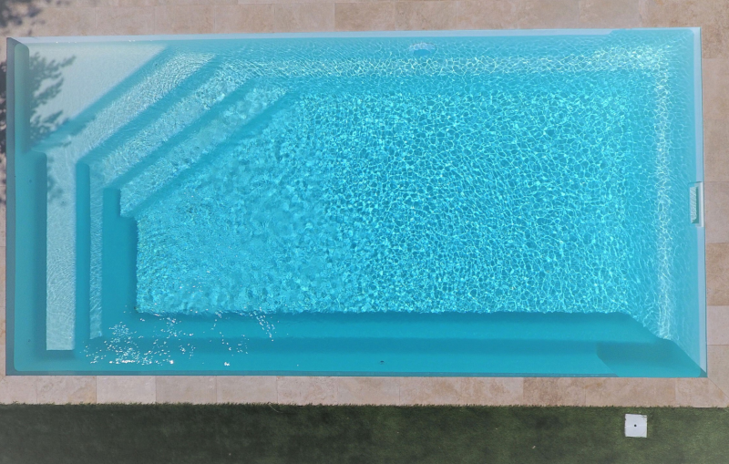 Piscine rectangulaire avec escaliers et banquettes