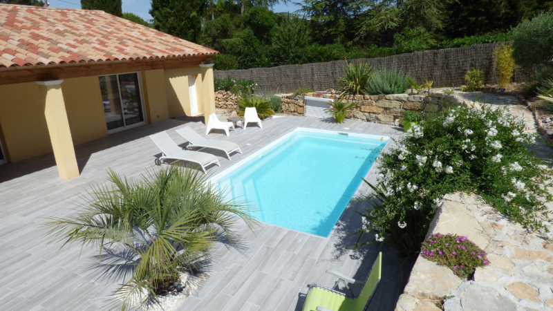 Piscine vue drone avec terrasse