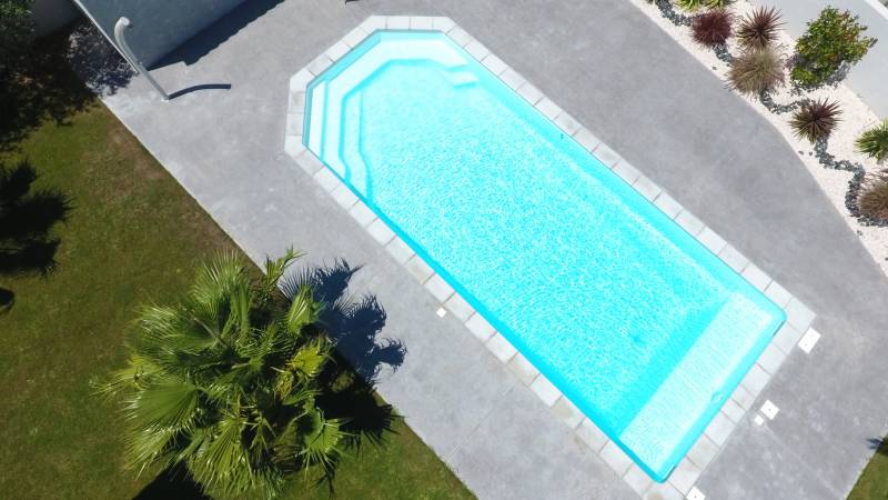 AGATE 10 m – piscine coque polyester familiale, équipée d’un volet roulant immergé et d’un espace de nage généreux. Installation rapide à Six-Fours, La Seyne et Bandol.