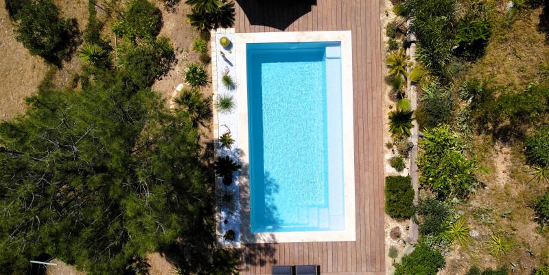 piscine dans jardin méditerannéen