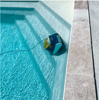 Robot Léon 1 en action dans piscine