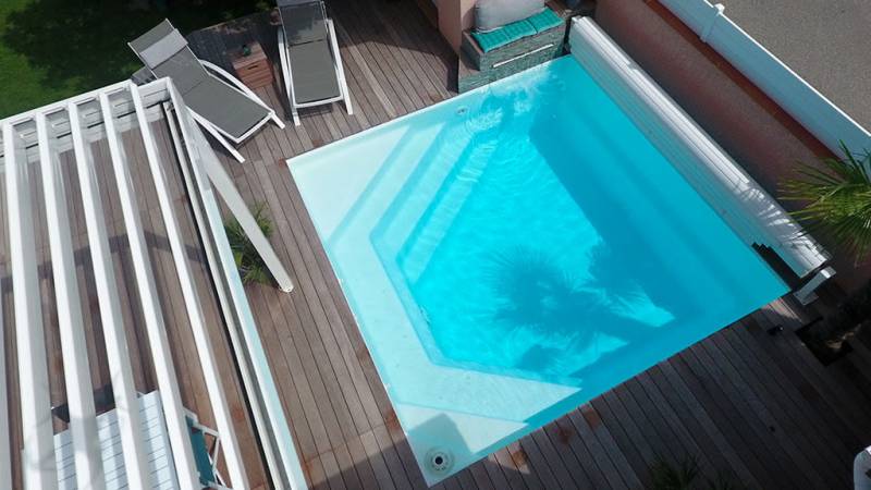 piscine carré vue du haut