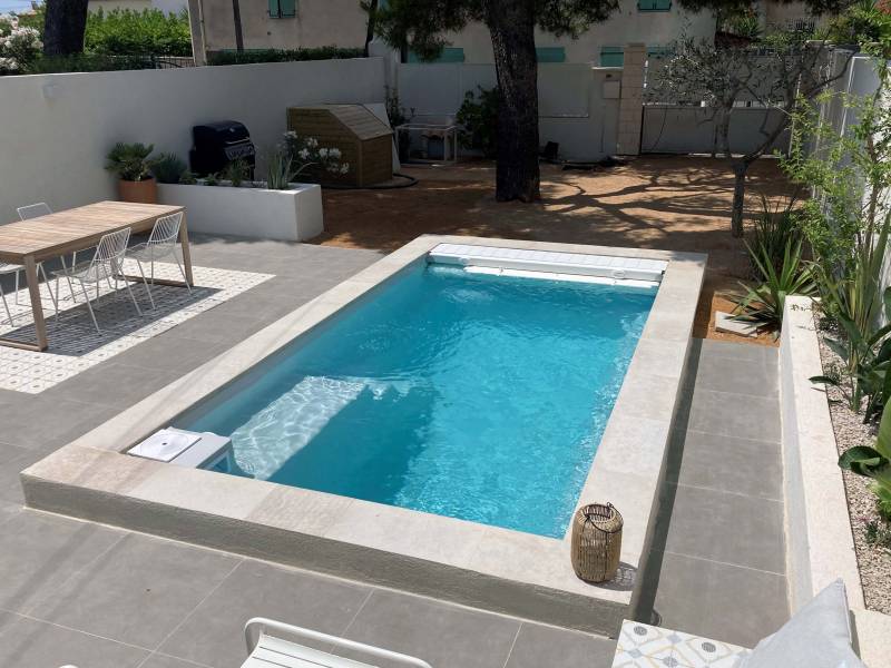 Piscine City 4x2m installée à Sanary-sur-Mer avec volet immergée et éclairage LED multicolore – confort et sécurité en toute saison.