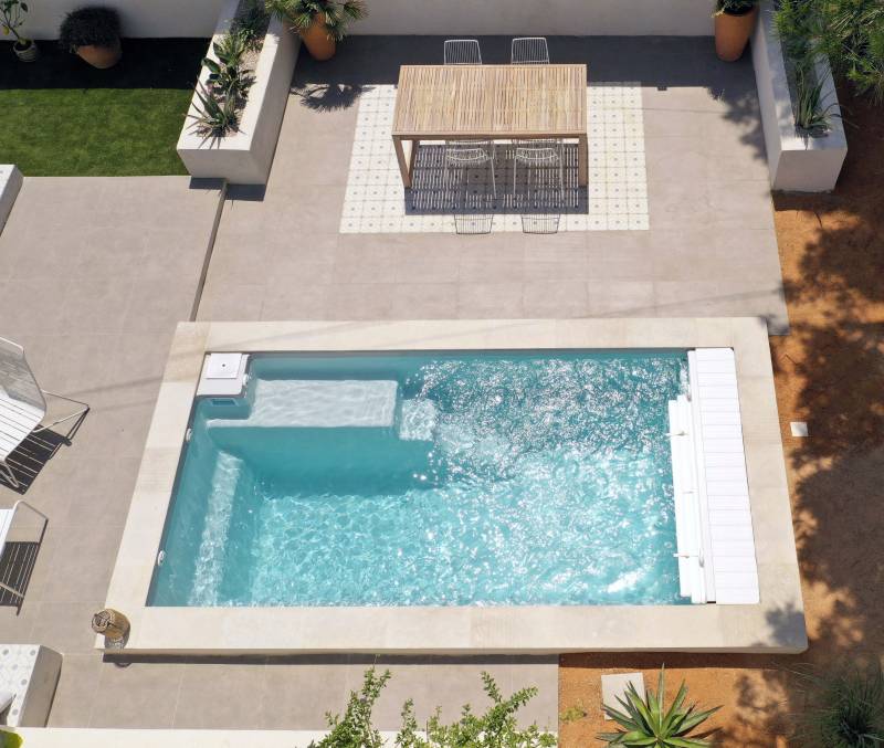 Vue d’ensemble des équipements d’une piscine coque polyester à Sainte-Anastasie-sur-Issole : buse de refoulement, skimmer, bonde de fond, aqua terre et vanne 6 voies en action.