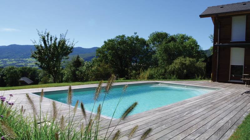 piscine vue biais sur terrasse planchée