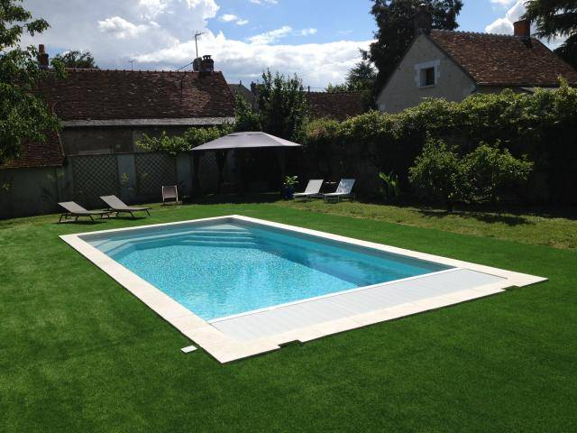 piscine dans pelouse avec volet