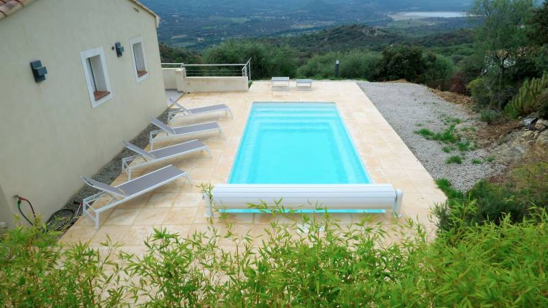 Vue aérienne piscine et terrasse