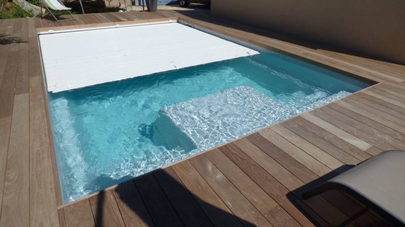 piscine vue escaliers et volet 