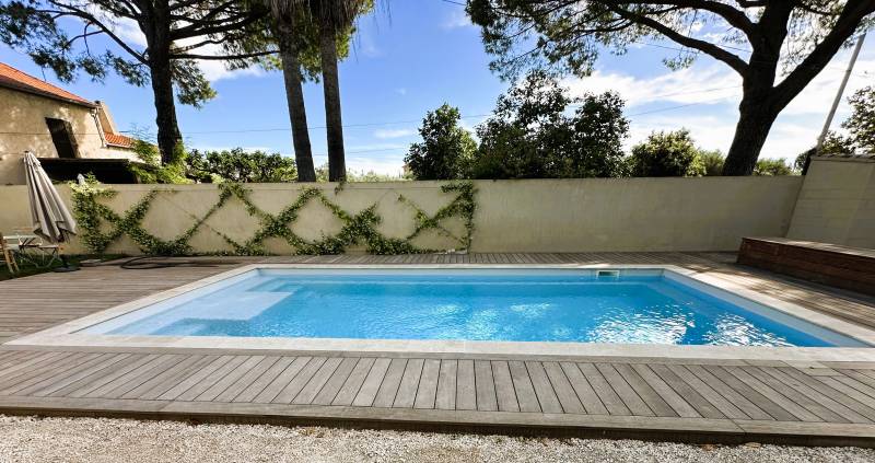Piscine sur terrasse avec planches