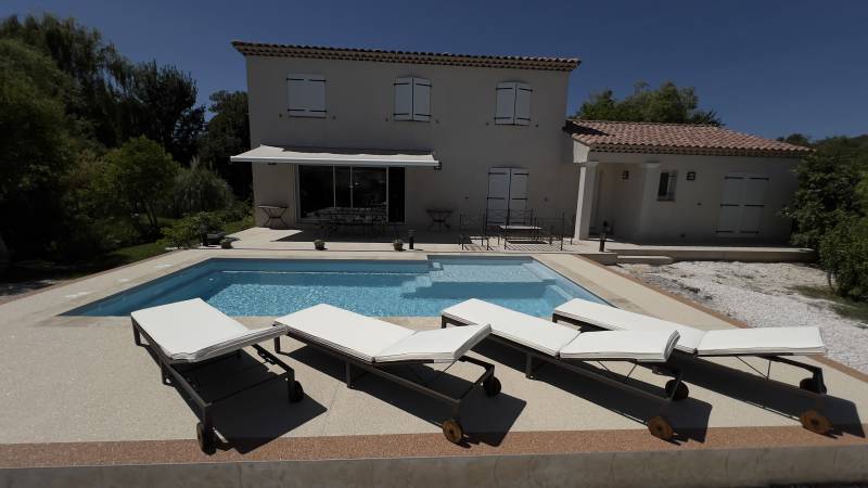 piscine avec plage immergée dans le Var à Pignans