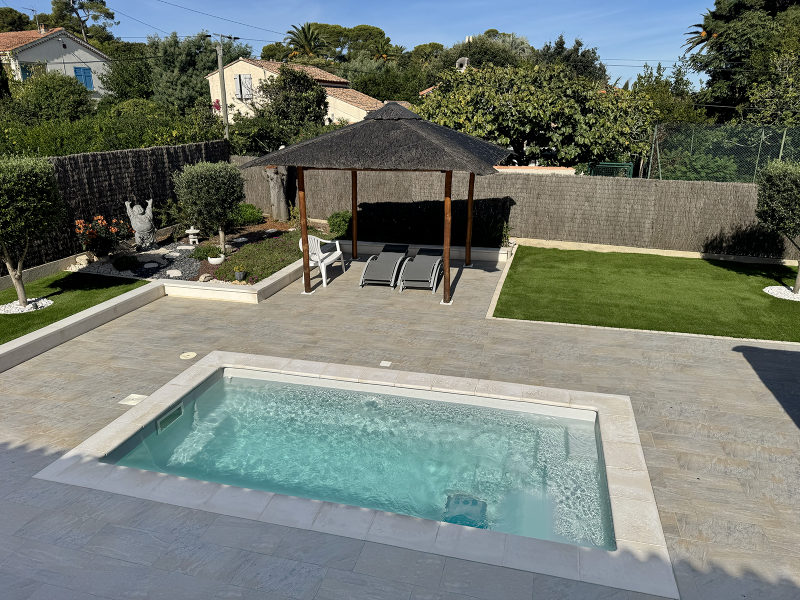 Piscine vue du haut avec jardin