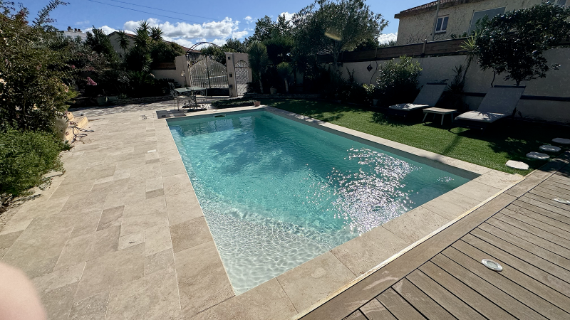 Piscine avec margelle