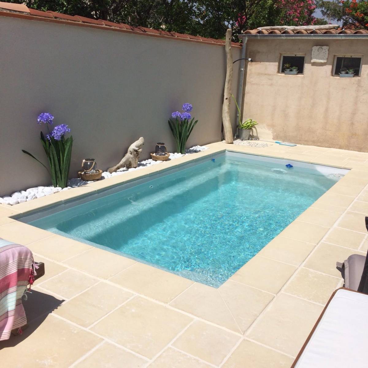 piscine sans DP avec plage pierre reconstituée sur Carqueiranne dans le Var