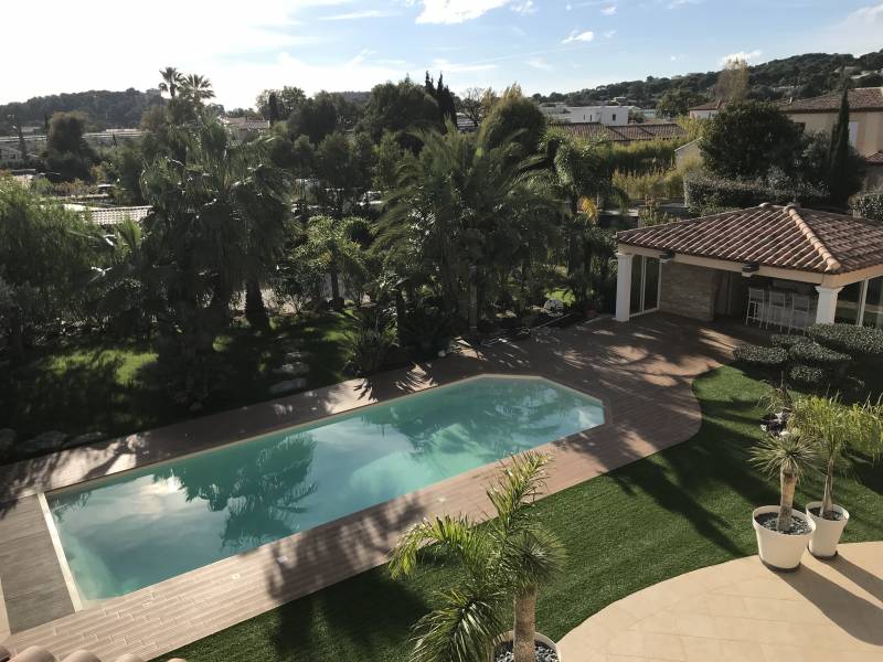 vue aérienne d'une piscine 11M avec volet sur Hyères dans le Var