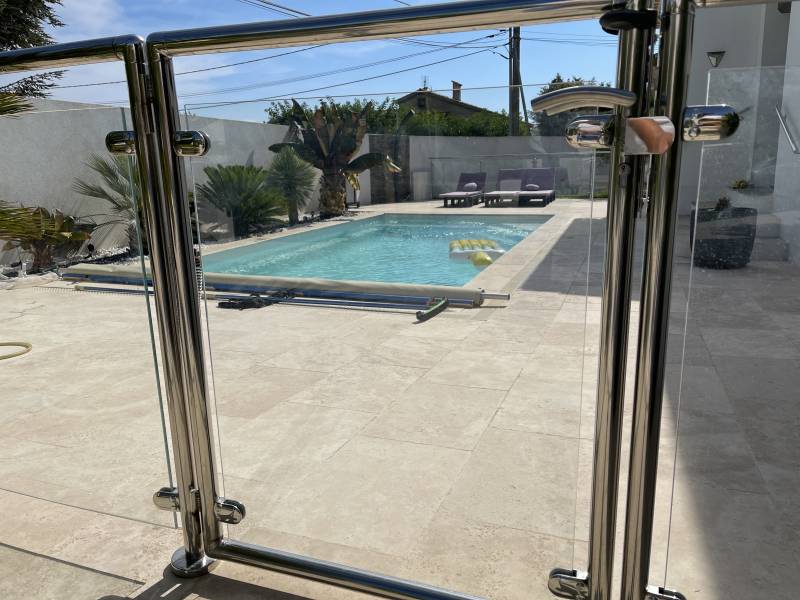 barrière en verre sur une piscine coque dans le Var