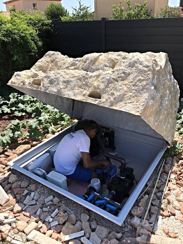 intervention d'un technicien alliance piscines toulon dans un local technique rocher