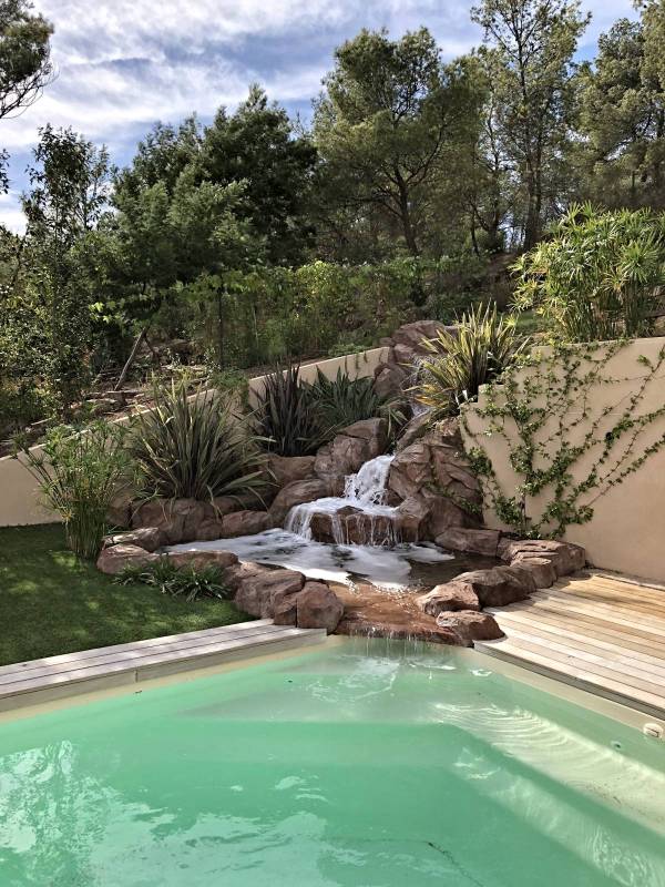 piscine coque alliance piscines cuers dans le var avec une cascade torrent 