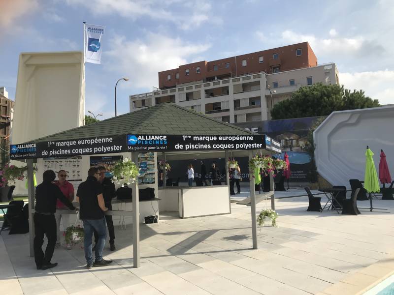 entrée du stand alliance piscines