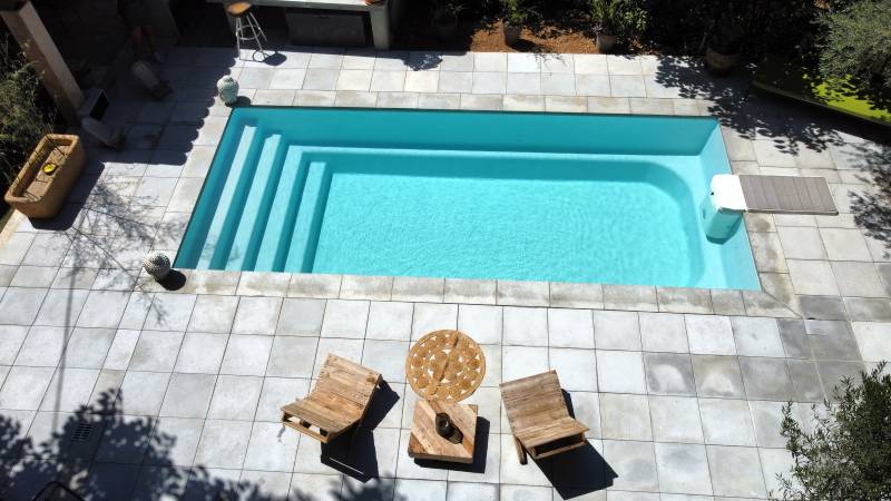 piscine vue aérienne avec terrasse