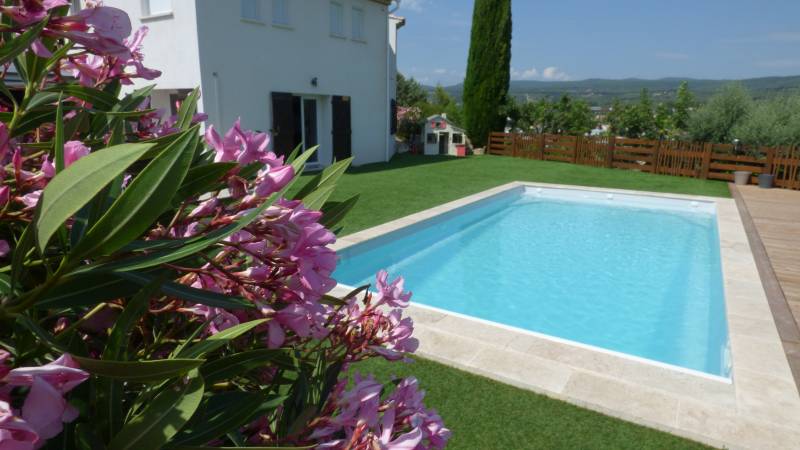 piscine avec margelles dans jardin