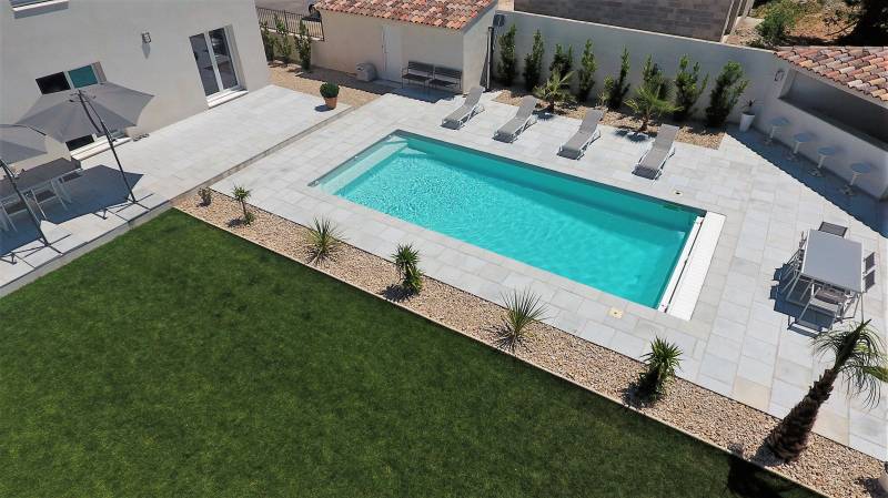 vue aerienne piscine avec jardin et terrasse