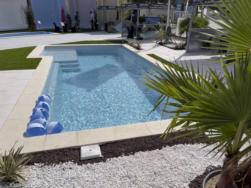 Piscine coque, espace de jeux pour les enfants