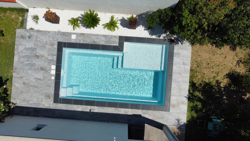 vue du haut piscine coque polyester moderne